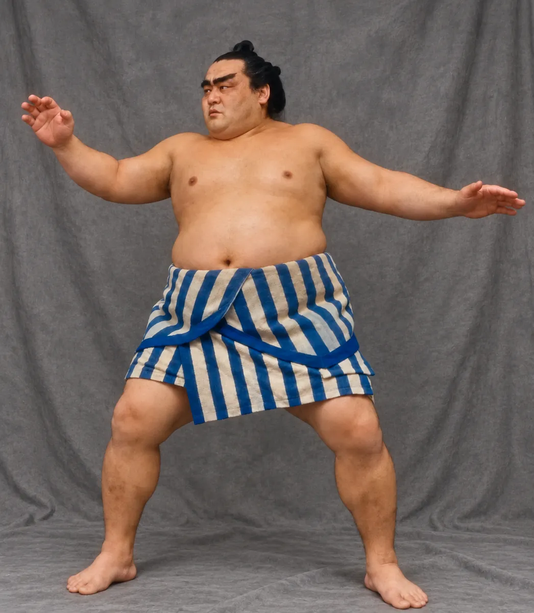 裸露上身、穿蓝白条纹短裤与蓝色腰带的赤脚壮硕男子